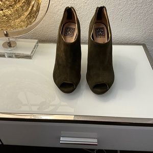 POUR LA VICTOIRE OLIVE GREEN SUEDE PEEP TOE BOOTIES♥️♥️♥️